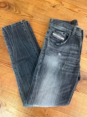Slim Men's Washed Charcoal Jeans with Subtle Distressing
